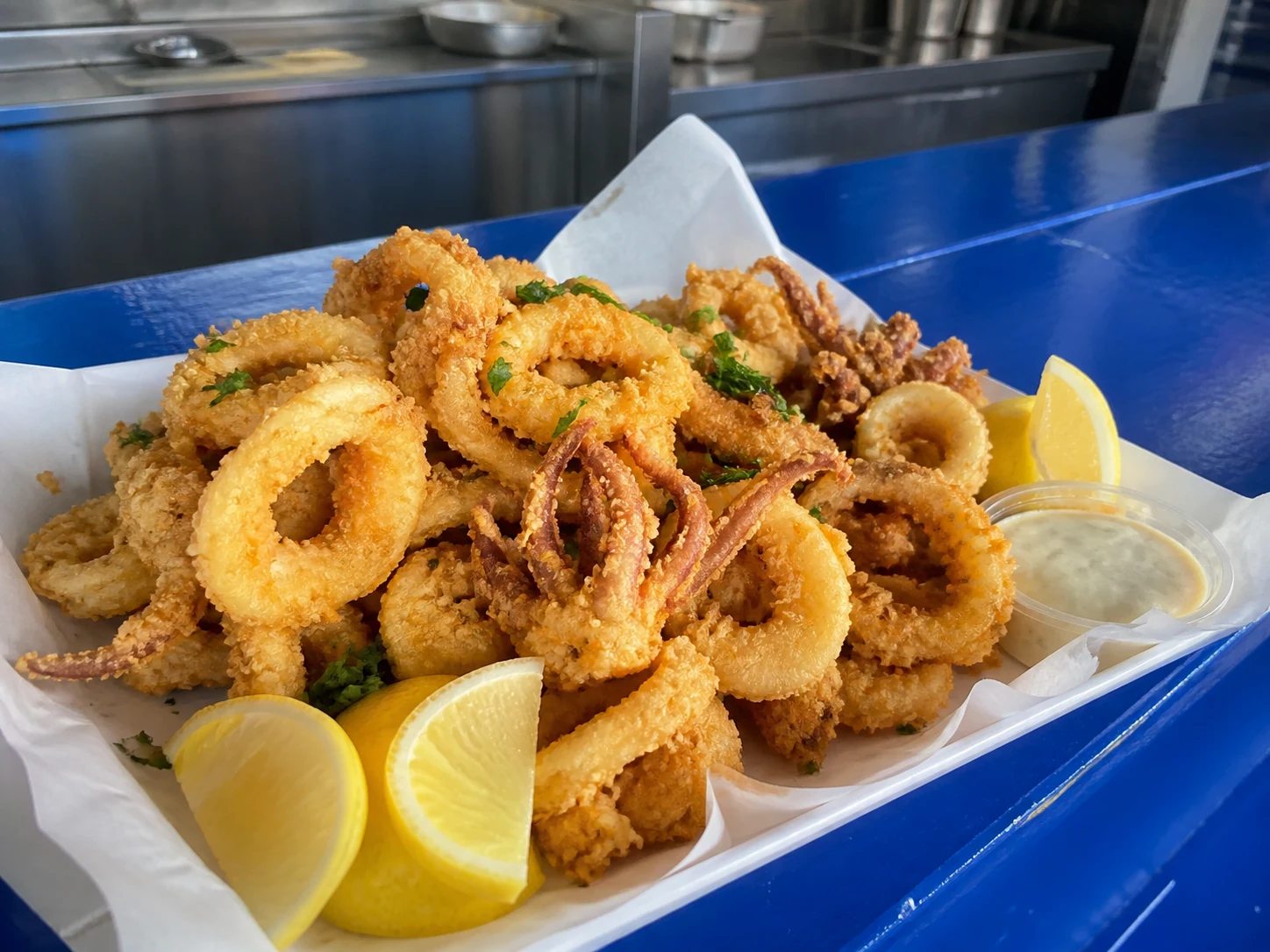Knusprige Calamares mit Zitrone und hausgemachter Soße